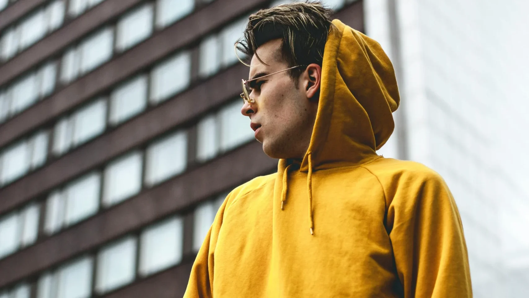 ¿Alguna vez te has sorprendido preguntándote si la vida es realmente esto que estás viviendo? Esa sensación de vacío, de ir en automático, de haber perdido la brújula interior es más común de lo que parece. Pero no es el final del camino, es una señal. En este artículo Cristina te invita a mirar hacia dentro y descubrir cómo pasar del “¿la vida es esto?” al “esta vida la vivo yo”